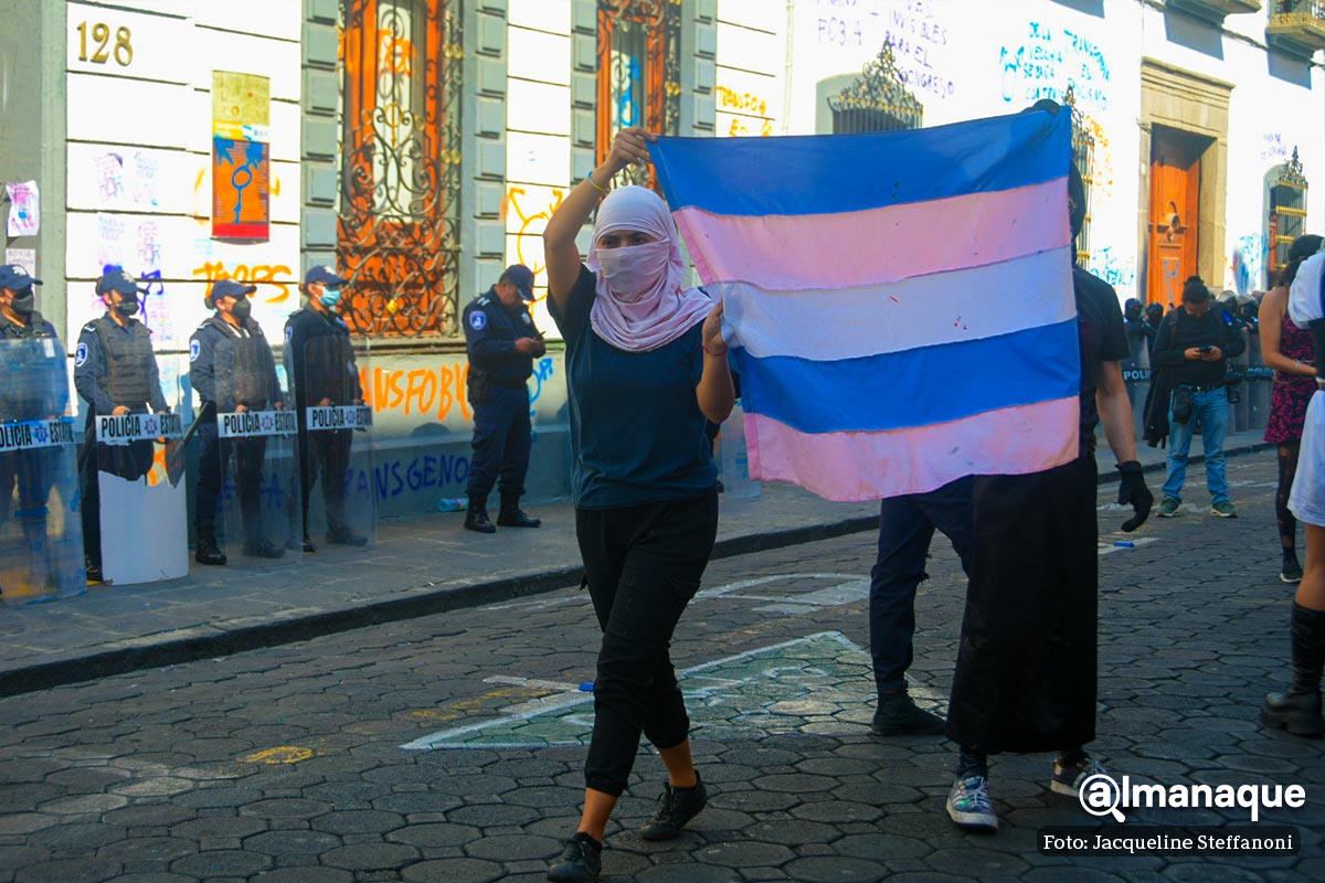 Protestan contra reforma transfóbica de Mónica Rodríguez; policías resguardan el Congreso 13 manifestacion trans congreso de Puebla 4