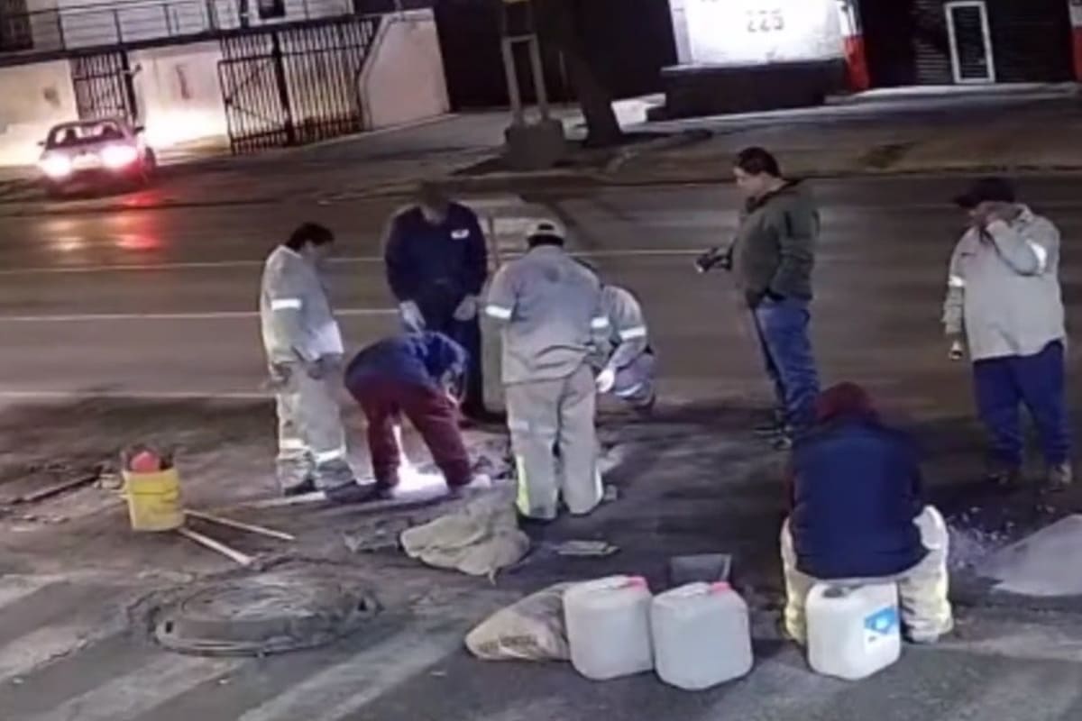 VIDEO: Captan a trabajadores de limpia robando coladeras en la CDMX 2 Robo de coladeras en CDMX