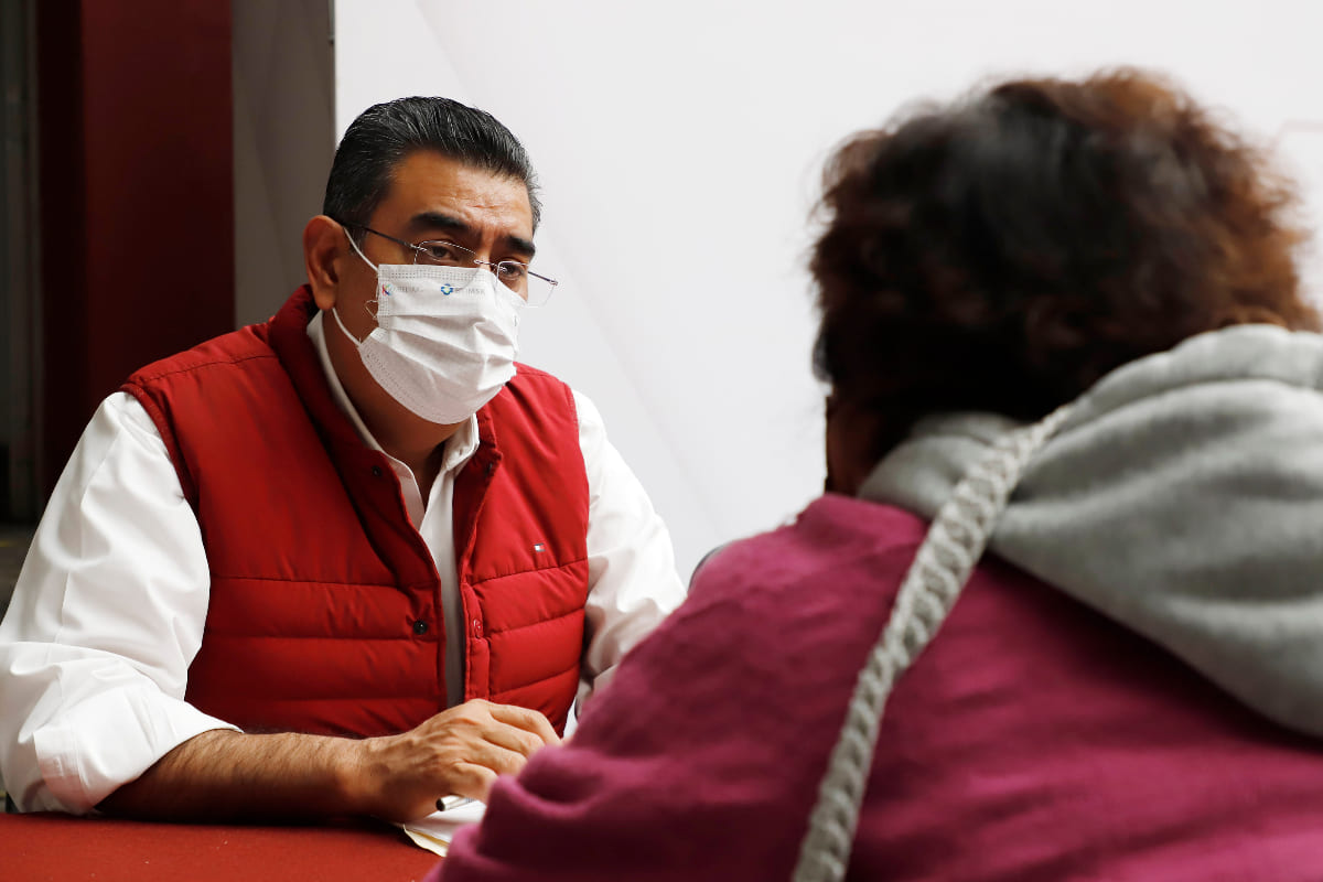 El gobernador Sergio Salomón atiende a poblanas y poblanos que acuden al Martes Ciudadano 2 salomon atiende martes ciudadano 1