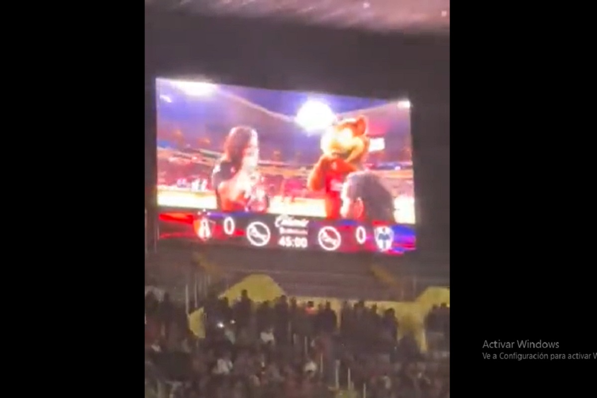 VIDEO: Aficionado del Atlas pide matrimonio a su novia en el Estadio Jalisco y ella lo rechaza 2 yasmin flores y claudia rivera 1