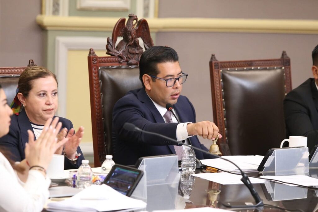 Nestor Camarillo pide al IEE bajar espectaculares