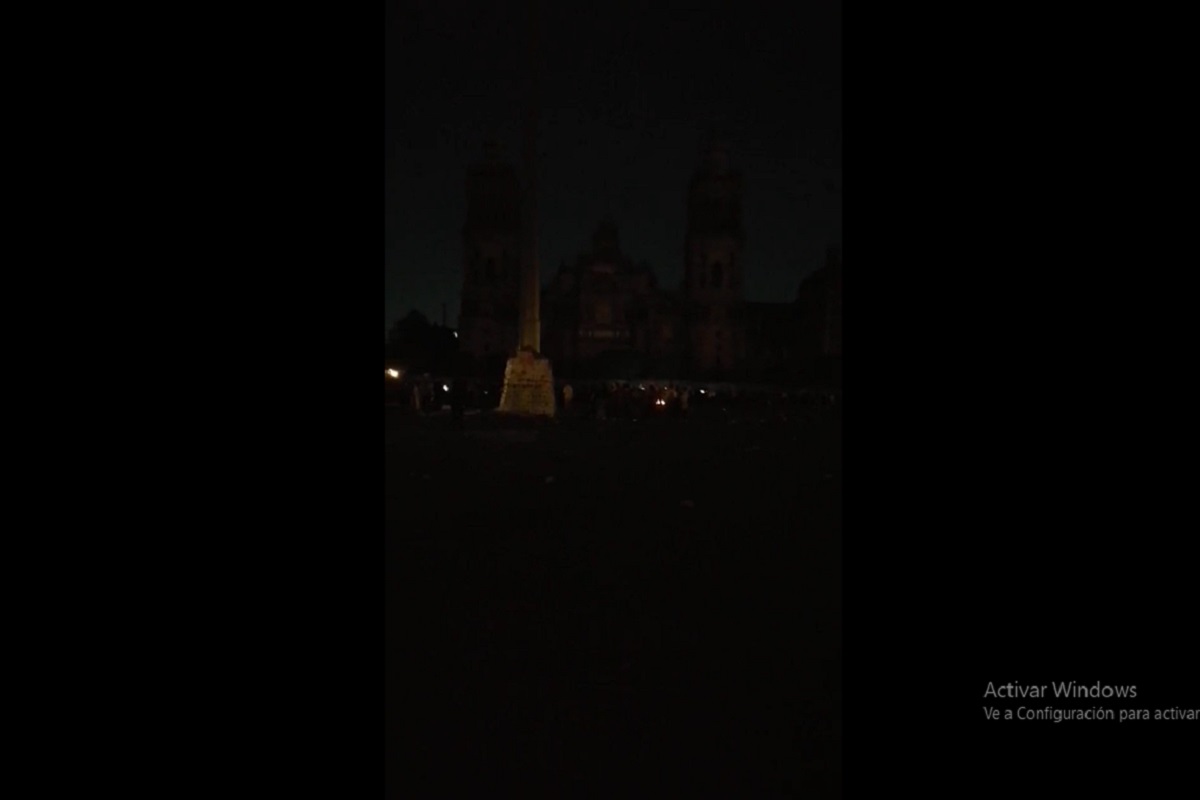 VIDEO: Apagan luces del Zócalo de CDMX y avientan gas lacrimógeno durante el 8M 2 andrea legarreta alfredo adame 1