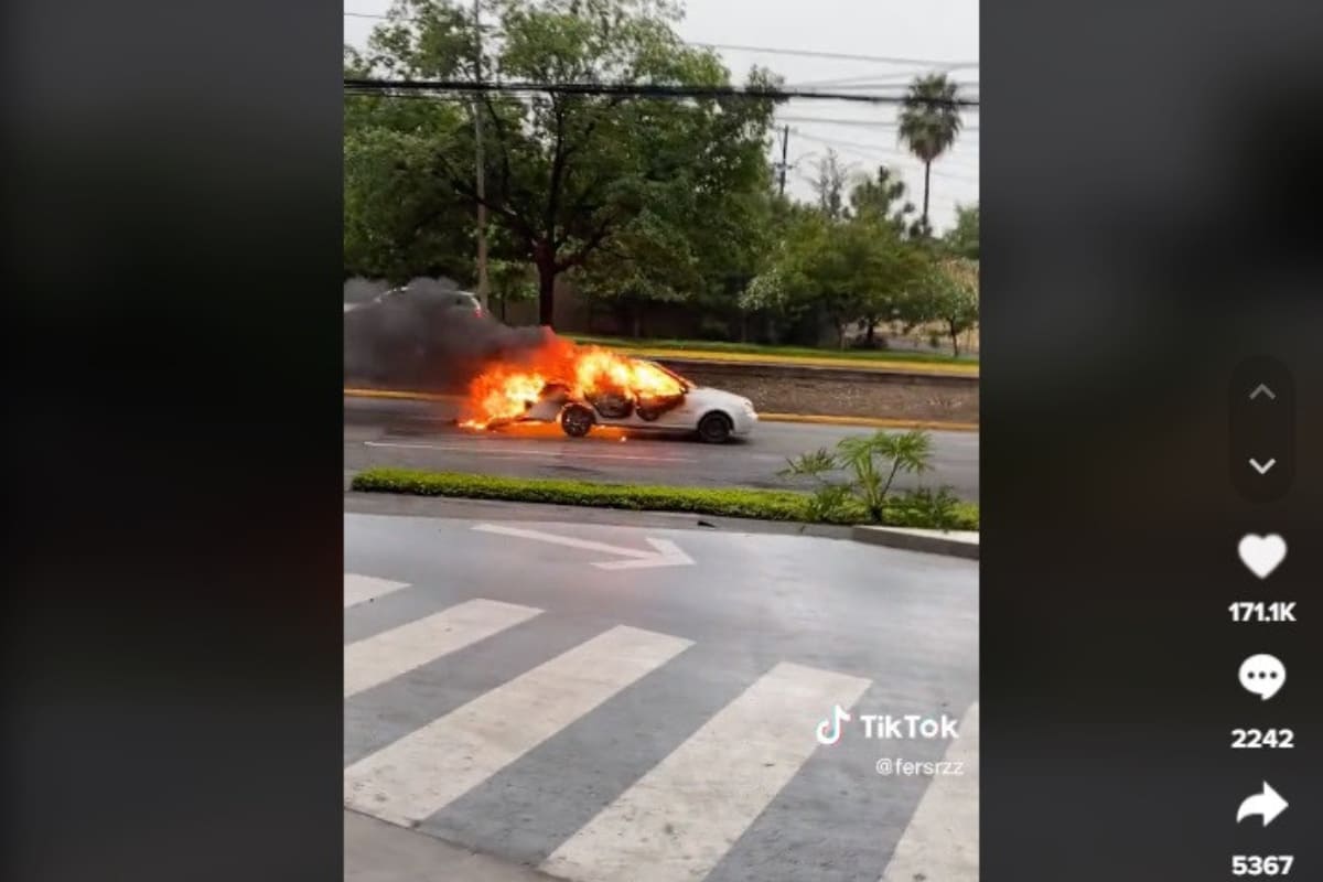 Auto en llamas en Nuevo León