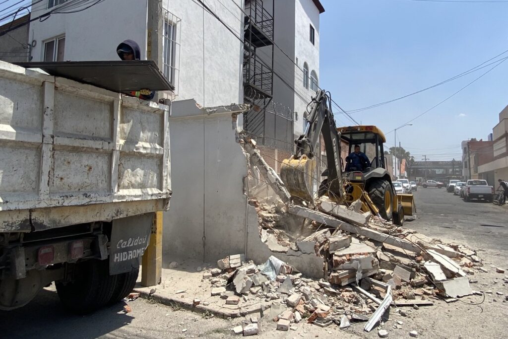 Derriban construcción de poblano en El Cerrito