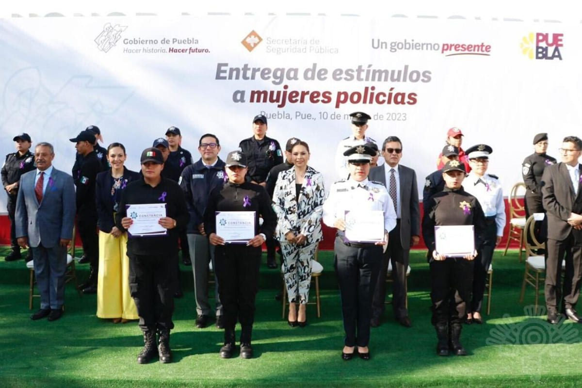 Entrega gobierno de Puebla estímulos a mujeres de la Policía Estatal 1 entrega de estimulos mujeres policias 1
