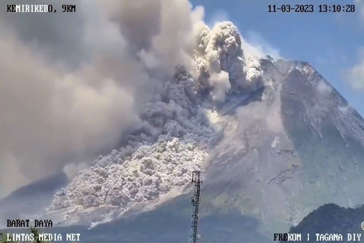 VIDEOS: Volcán Merapi en Indonesia presenta potente explosión 2 Explota volcán en Indonesia