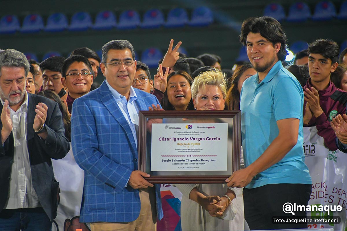 César Vargas, el poblano que jugó el mundial de béisbol, recibe reconocimiento del gobernador 15 César Vargas