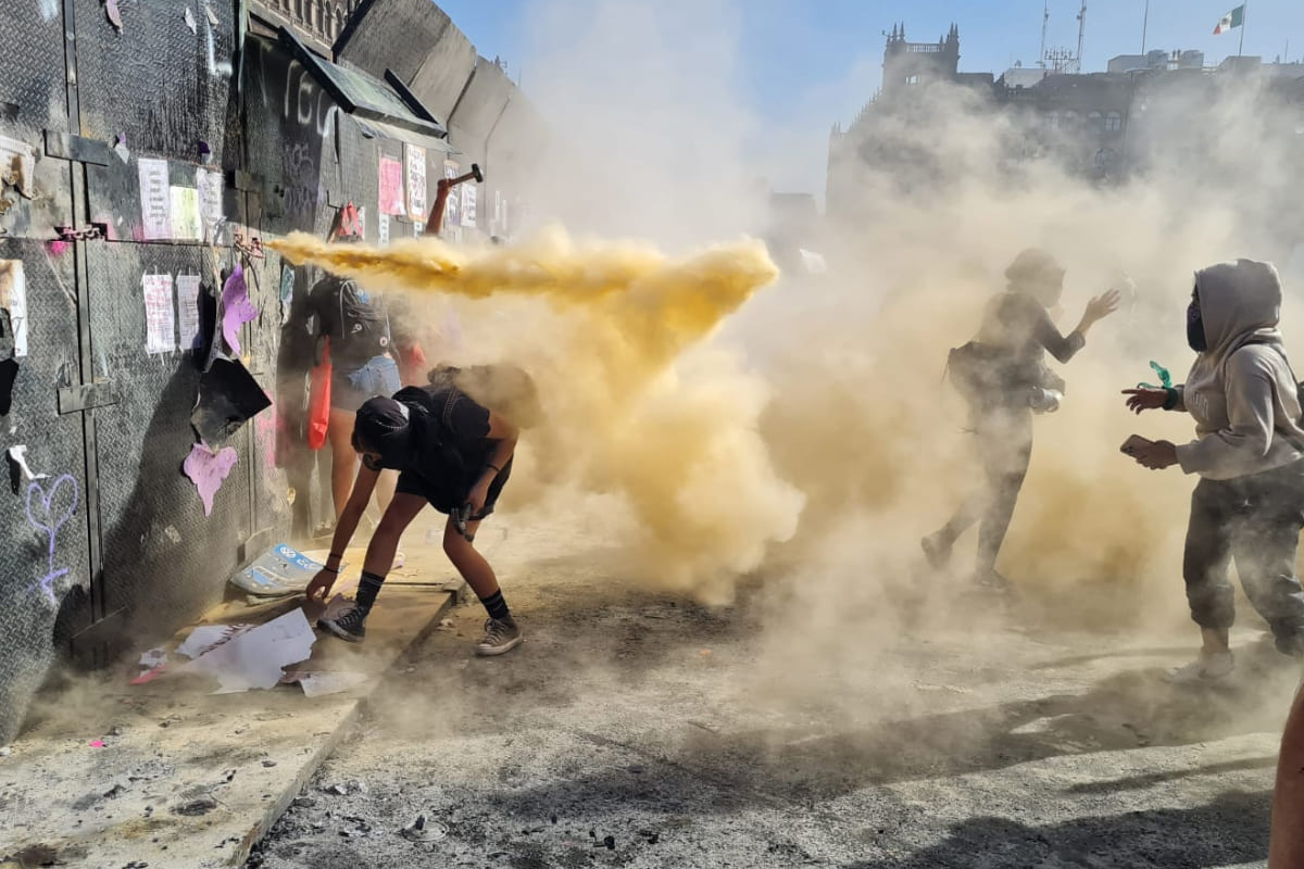 VIDEO: Policía arroja gas lacrimógeno a manifestantes en el Zócalo de la CDMX 2 Lanzan gas en la CDMX