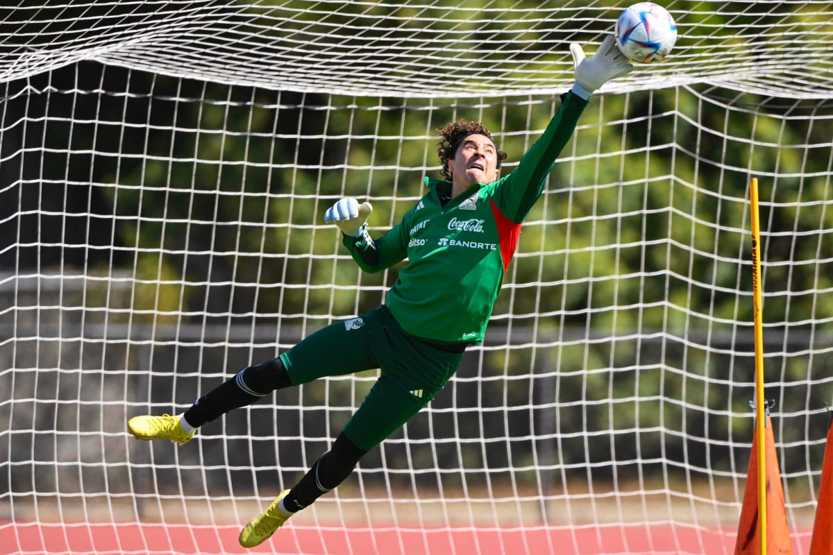 Memo Ochoa tuvo problemas en su vuelo para jugar contra Surinam 4 Memo Ochoa