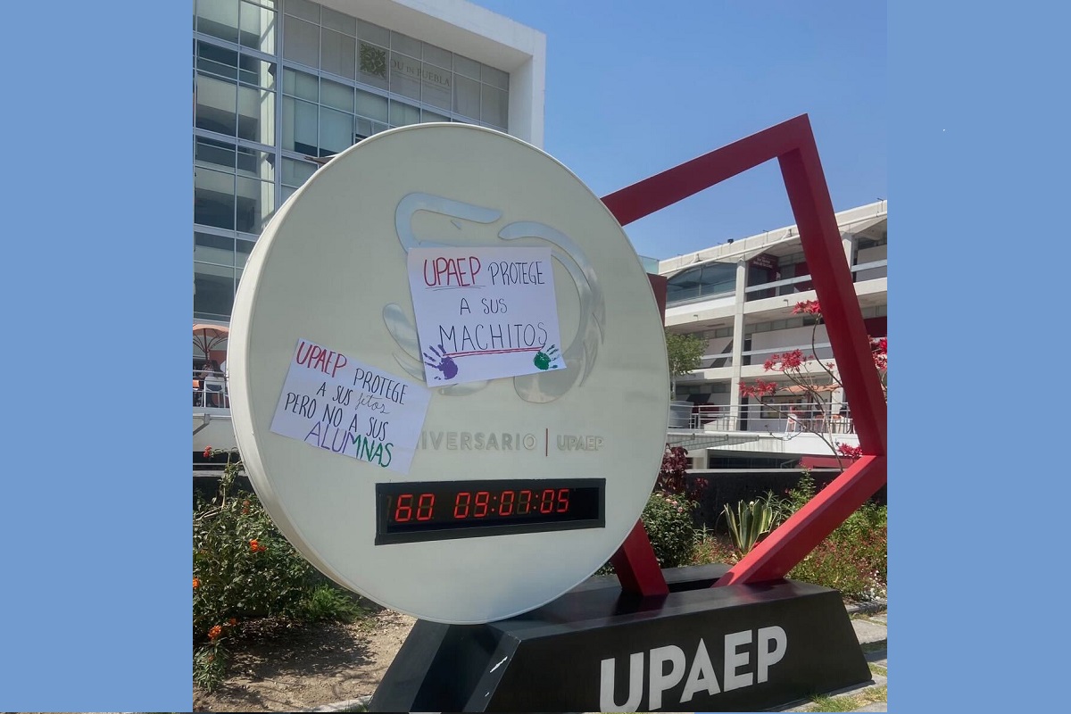 En el 8M, UPAEP arranca pancartas de alumnas que acusan protección a “machitos” 3 upaep censura 8m