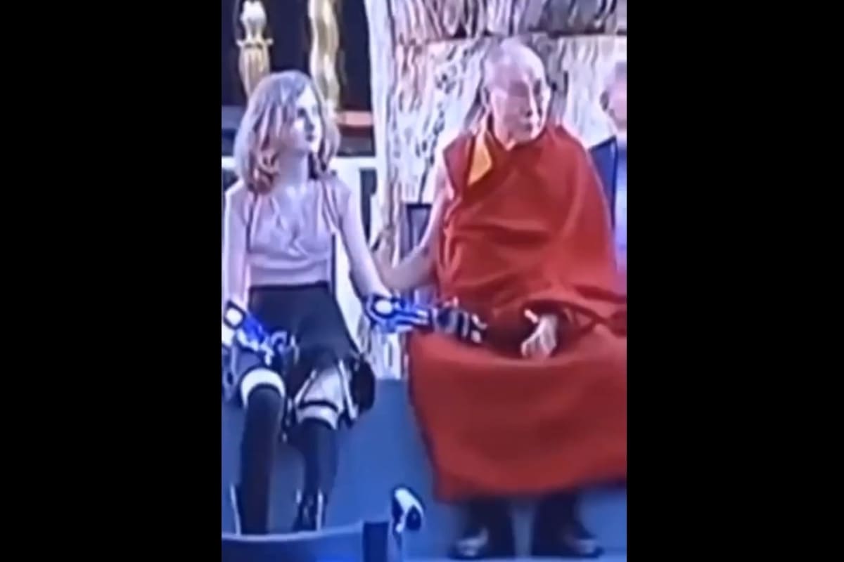 Dalai Lama causa indignación nuevamente al acariciar a una adolescente en evento público 3 Dalai Lama acaricia a adolescente