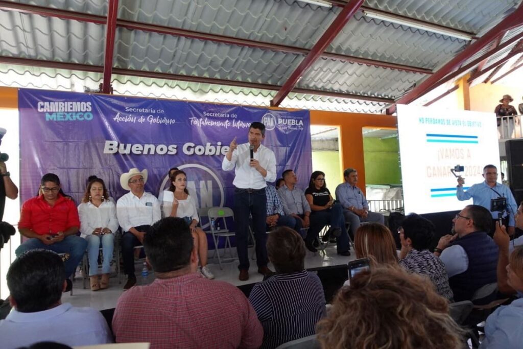 Eduardo Rivera con militantes del PAN en Izúcar de Matamoros