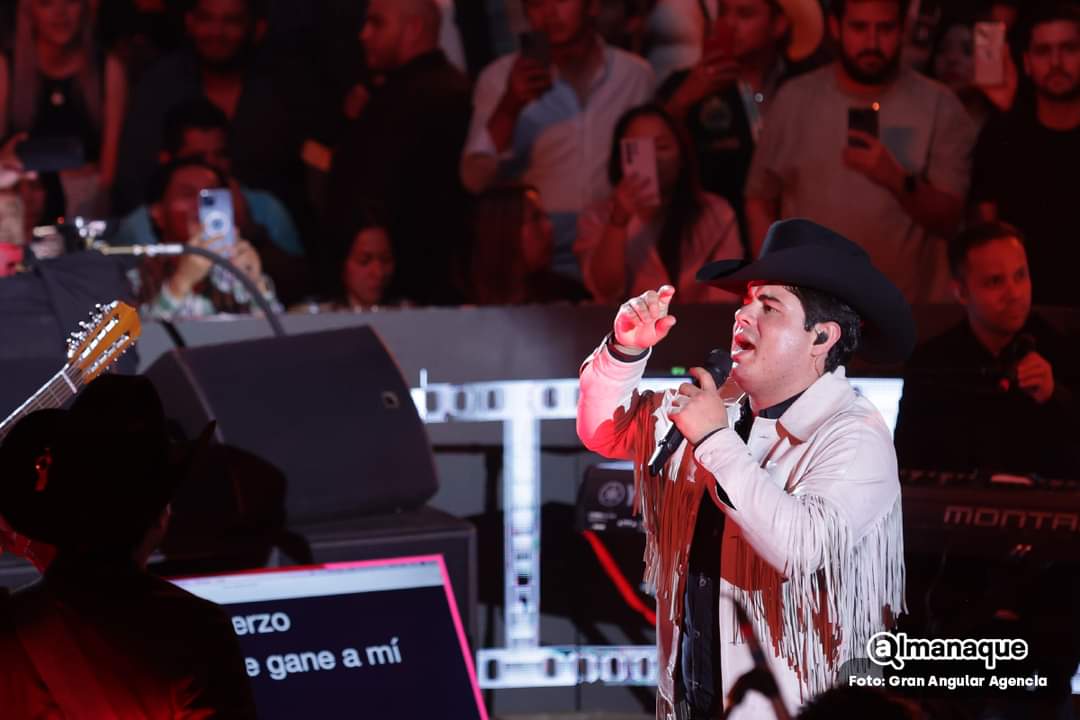 Alfredo Olivas en Puebla: niño cumple su sueño de cantar con él, fans tacleadas y hasta una pelea (VIDEOS) 6 FB IMG 1682794080540