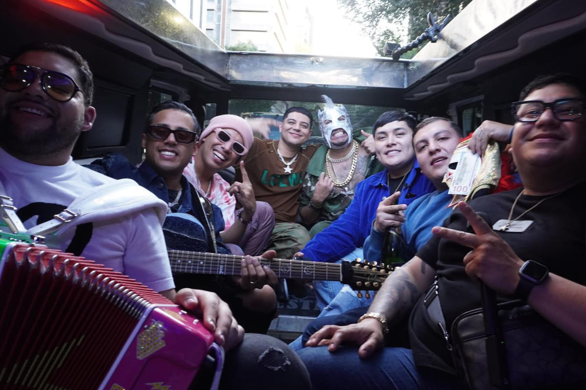Grupo Firme se sube a lujosa limosina con el Escorpión Dorado 3 Grupo Firme y el Escorpión Dorado