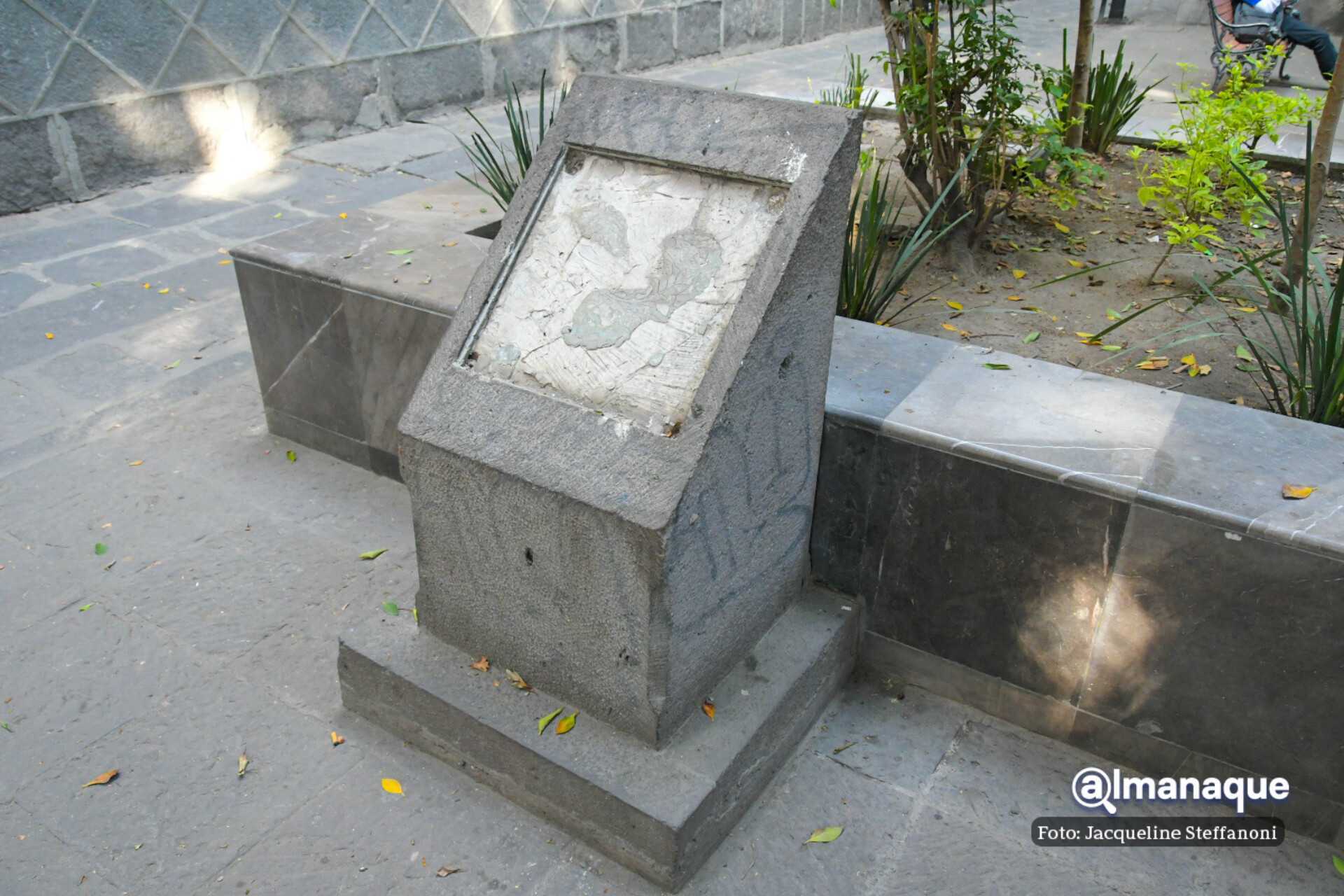Roban placa dedicada a John Lennon en Plaza del Carolino en Puebla 5 Roban placa de John Lennon en el Carolino