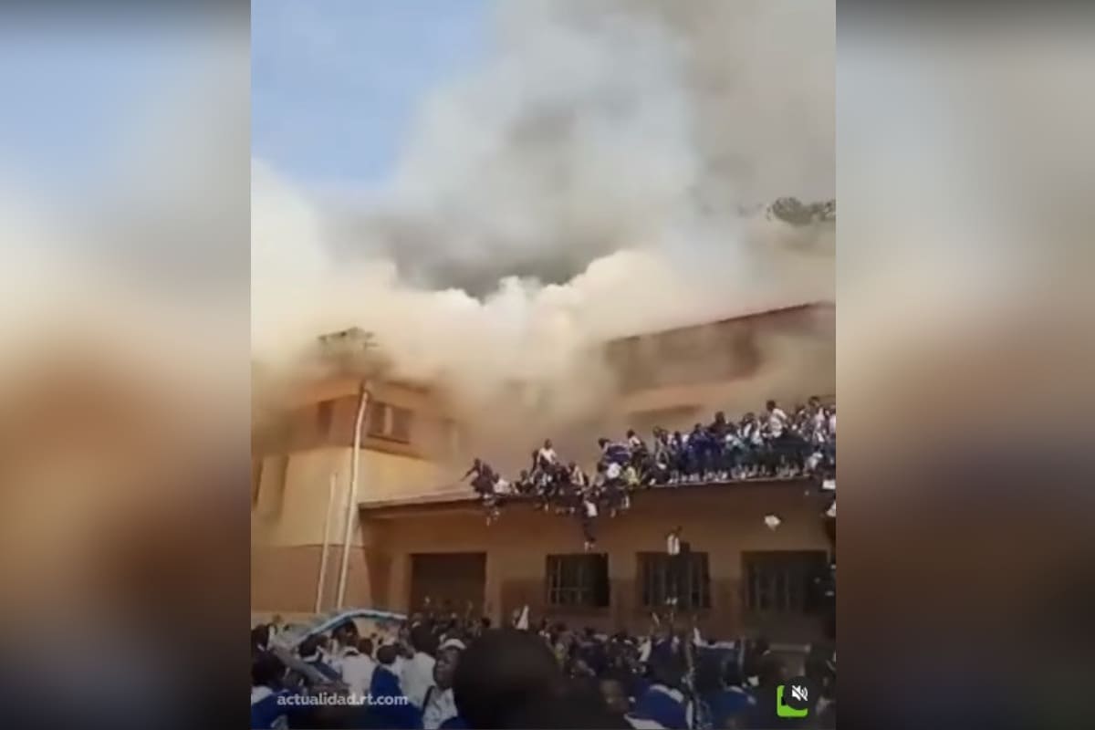 VIDEO: Niñas saltan del techo para escapar de incendio en escuela del Congo 3 Incendio en el Congo