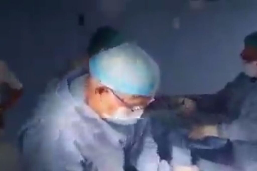 Médicos del ISSSTE realizan operación sin luz