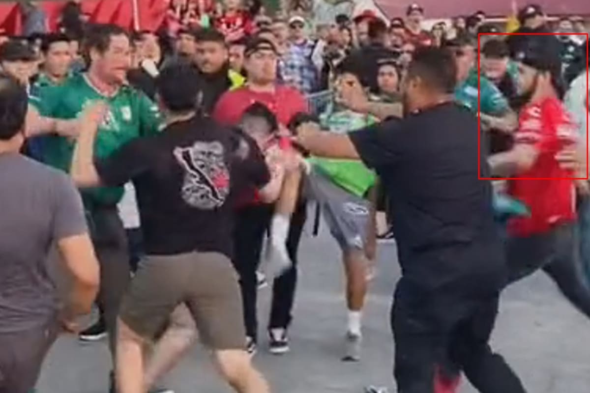 VIDEOS: Aficionados de Tijuana y León sostienen riña afuera de estadio de Xolos 3 Aficionados de Xolos y León sostienen riña