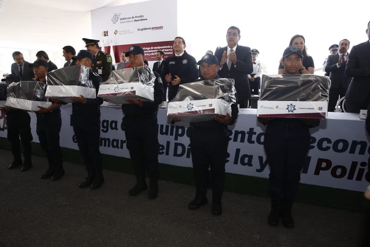 Sergio Salomón entrega incremento salarial a la policía estatal