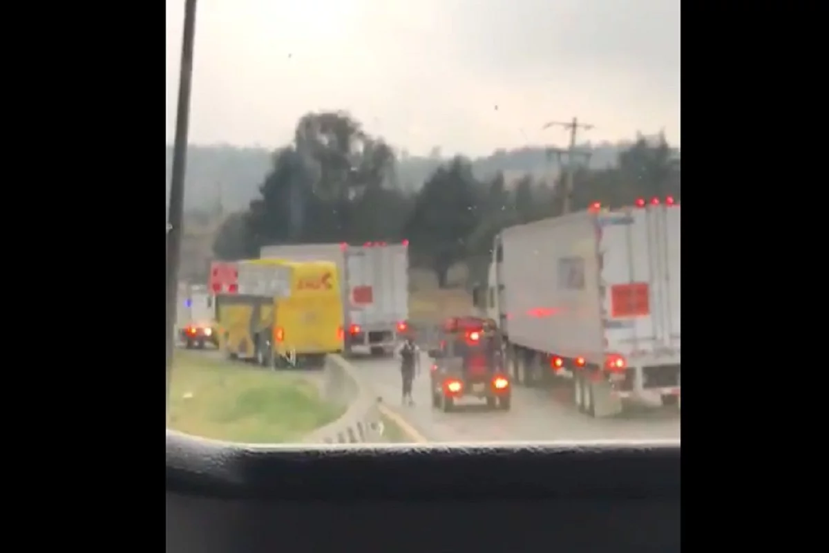 VIDEO: Hombres armados roban tráiler en asalto masivo en la Puebla-Orizaba 3 asalto masivo en la puebla orizaba
