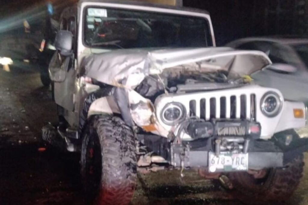 Camioneta cae del segundo piso de la autopista México-Puebla