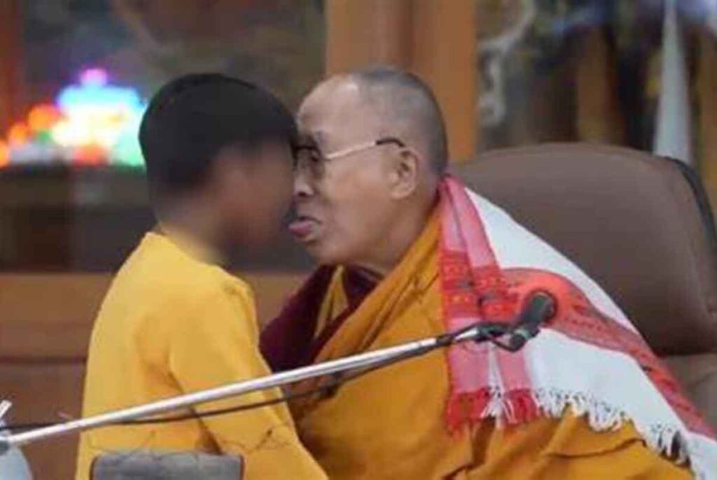 Critican a Dalai Lama por pedir a niño que lo bese en la boca