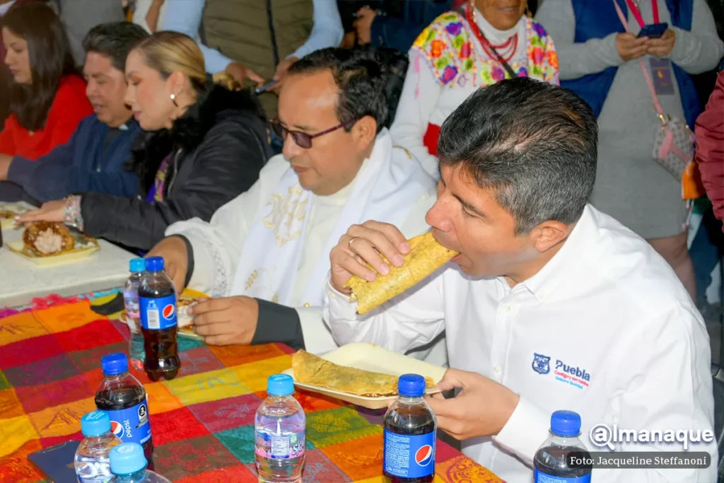 Políticos se pasean en la Feria de la Gordita: regalan cubetas, calendarios y pegan lonas para promocionarse 15 feria de la gordita puebla 2023 10