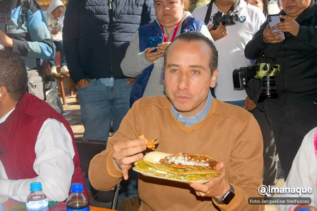Políticos se pasean en la Feria de la Gordita: regalan cubetas, calendarios y pegan lonas para promocionarse 14 feria de la gordita puebla 2023 9