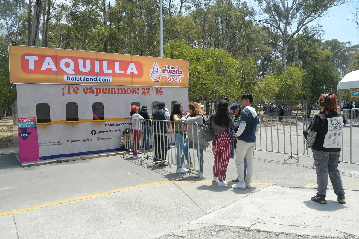 fila alejandro fernandez feria de puebla 1