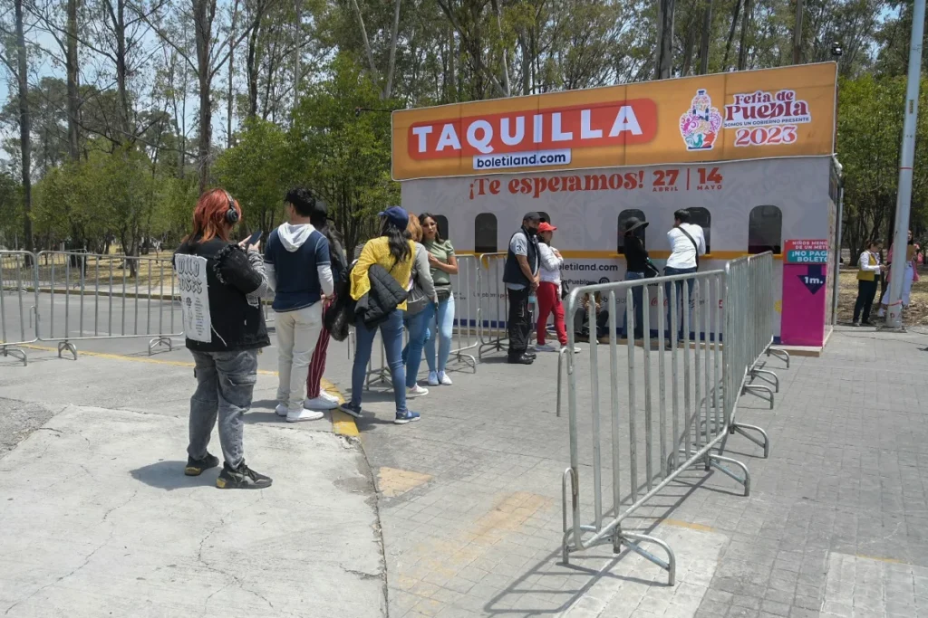 fila alejandro fernandez feria de puebla 3