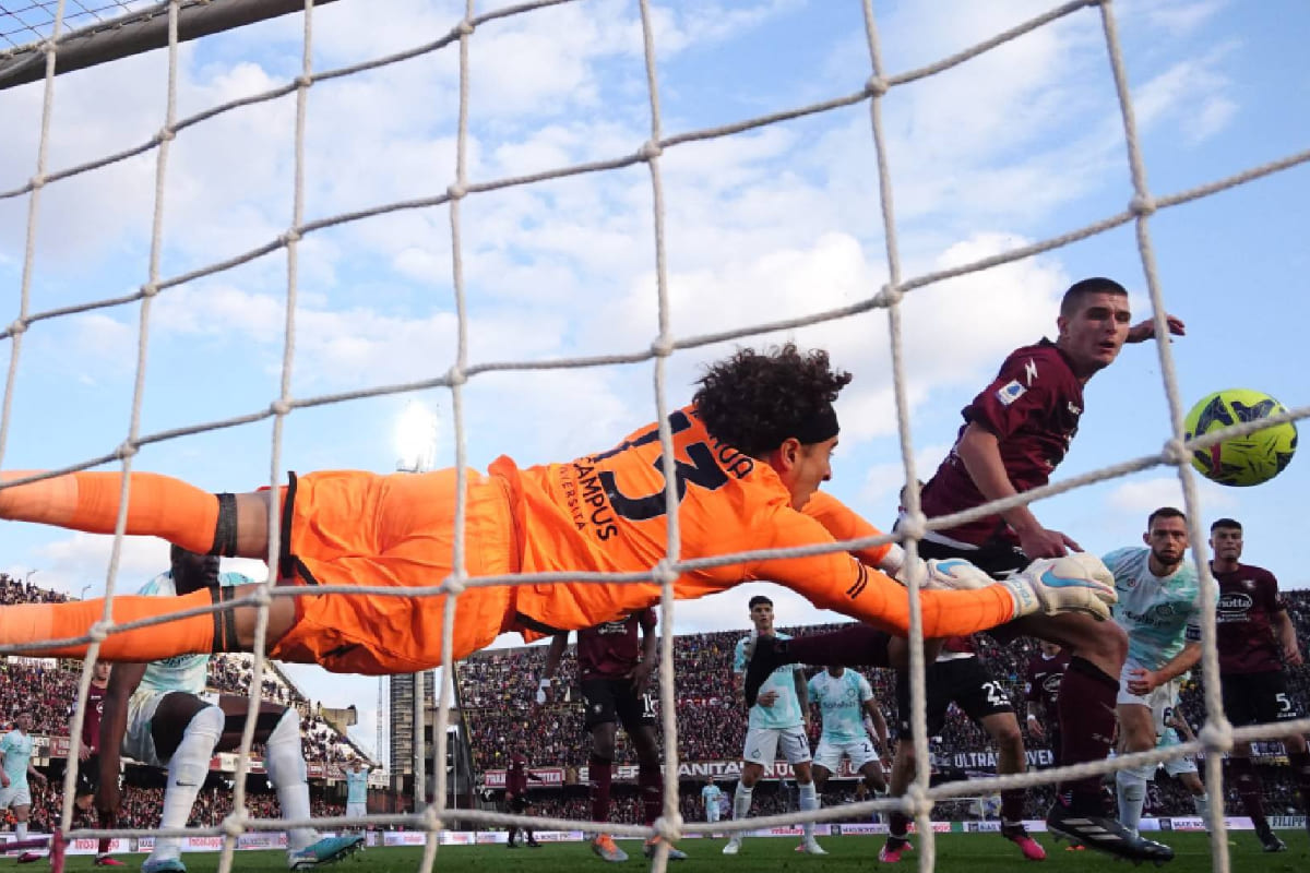 Dibujan atajada de Memo Ochoa al Inter con estilo de cómic 4 Memo Ochoa