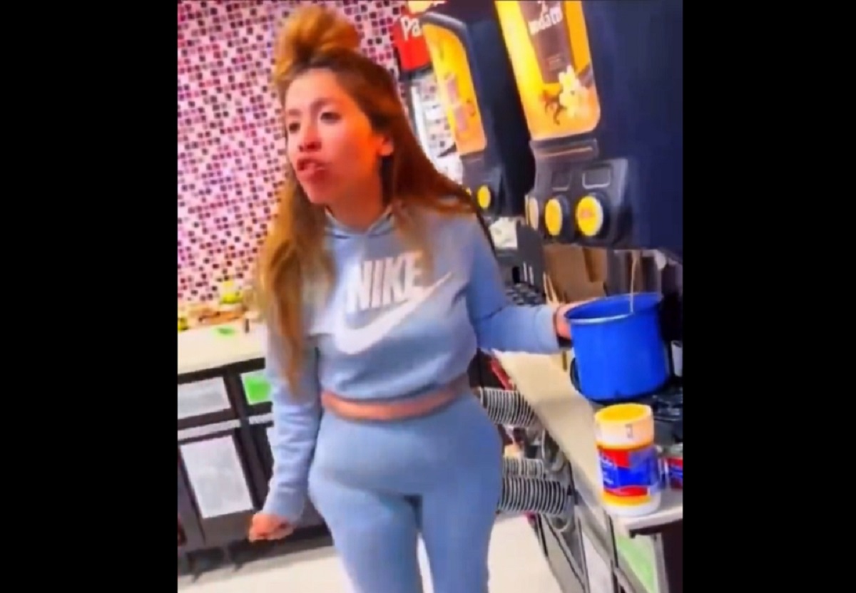 VIDEO: Mujer lleva su olla al Oxxo para servirse café y se viraliza 3 lady cafe