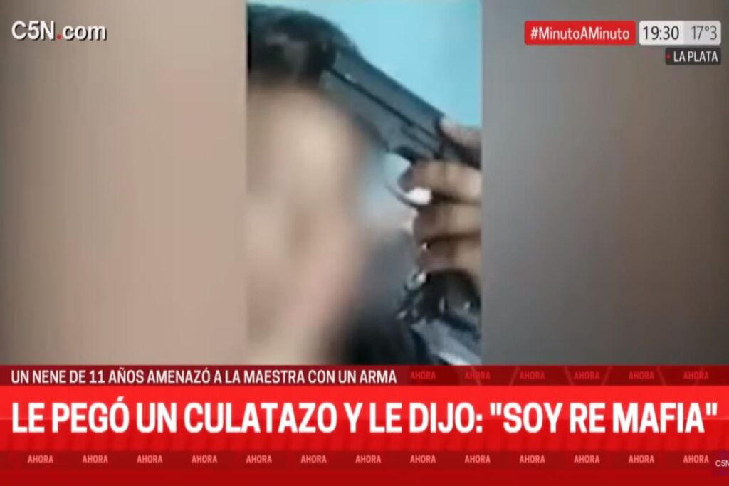 Niño golpea a maestra con arma en Argentina