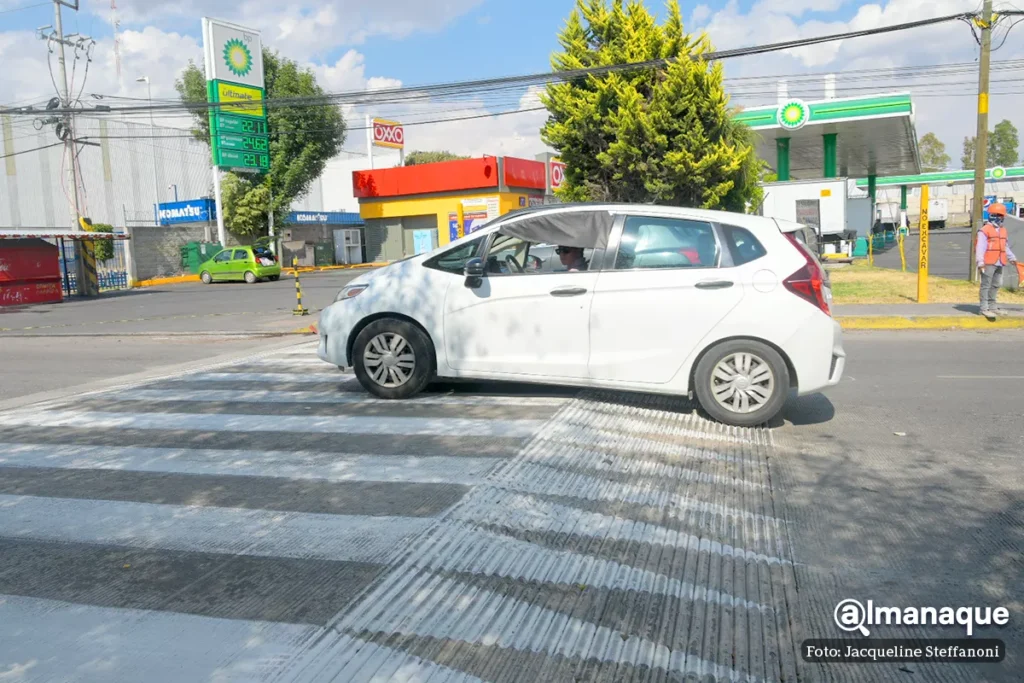 Plaza Vive La Ciénega coloca pasos peatonales sin permiso; analizan multar a la administración 11 paso peatonal vive la cienega 3