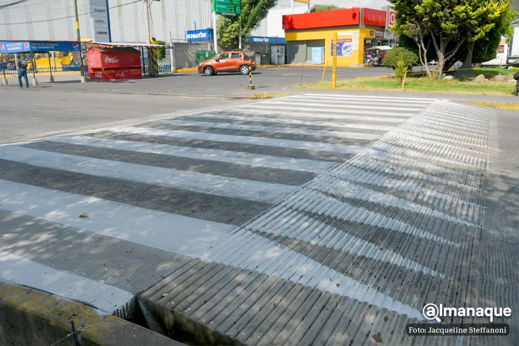 Plaza Vive La Ciénega coloca pasos peatonales sin permiso; analizan multar a la administración 15 paso peatonal vive la cienega 4