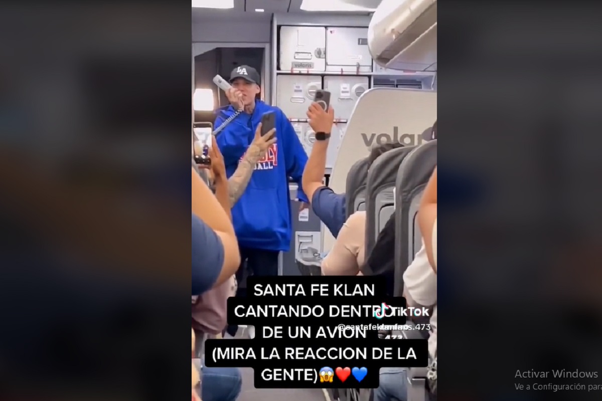 VIDEO: Santa Fe Klan sorprende a pasajeros de un vuelo y canta "Debo entender" 1 santa fe klan canta en avion