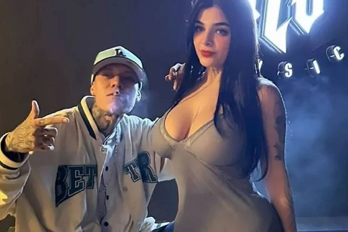 VIDEO: Santa Fe Klan y Karely Ruiz se besan en el escenario del Macrofest en Monterrey 3 santa fe klan y karely ruiz
