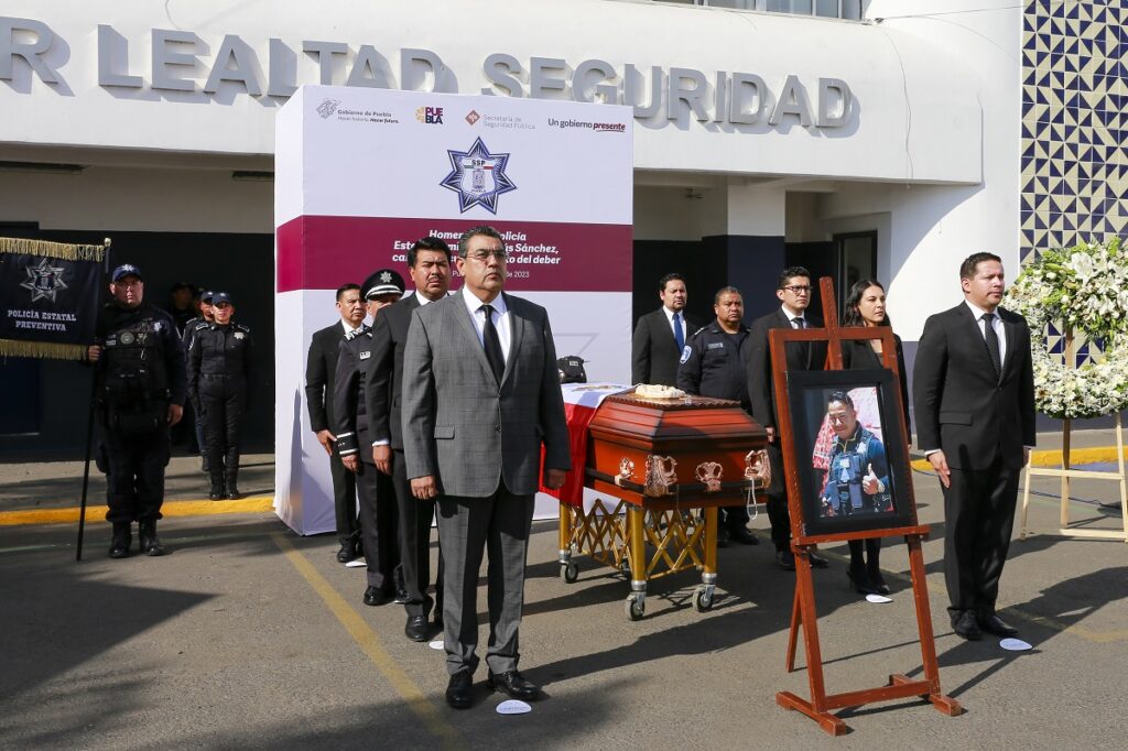 CCE entrega casa a familia de policía estatal asesinado en Zacatlán 14 sergio salomon homenaje policias