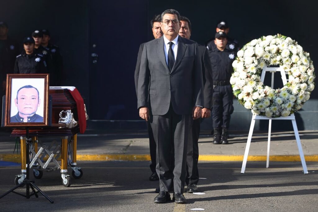 sergio salomon preside homenaje a policia muerto en su deber 1