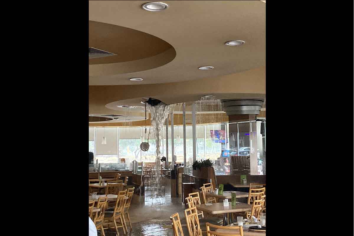 Tras fuerte lluvia en Puebla, se inunda e VIPS de Vías San Ángel