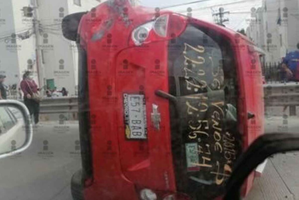 Vuelcan dos vehículos en el Periférico a la altura de Loma Bella