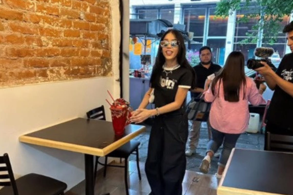 Captan a Danna Paola tomando licuachela