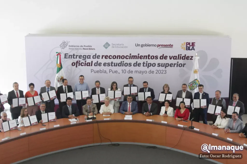 Entrega de reconocimientos estudios tipo superior gobernador de puebla sergio salomon 6