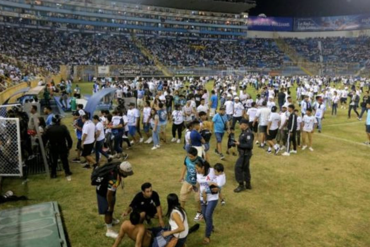 Suspenden liga de El Salvador tras estampida que dejó 12 muertos en estadio 3 Estampida en El Salvador