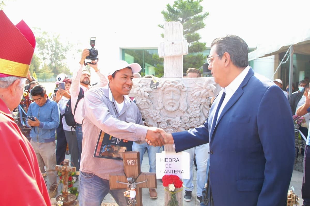 Asiste Sergio Salomón a concurso de cruces elaboradas por trabajadores de la construcción 3 Sergio Salomon dia de la cruz 1