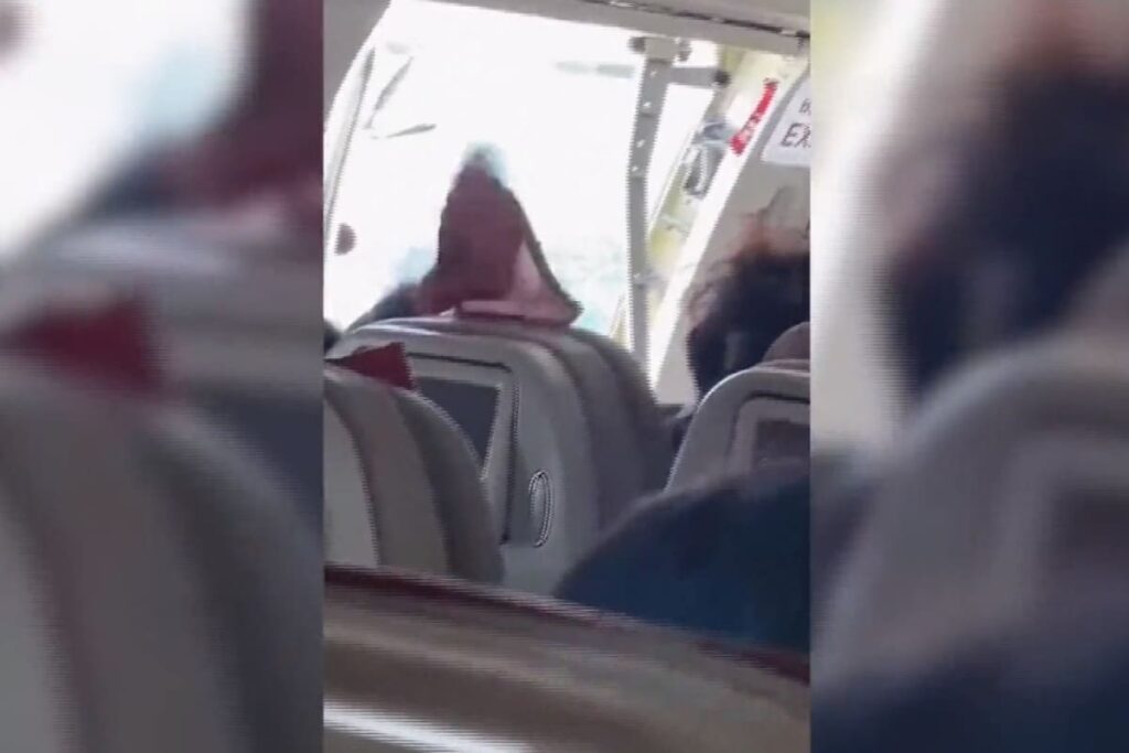 Pasajero abre puerta de avión en vuelo