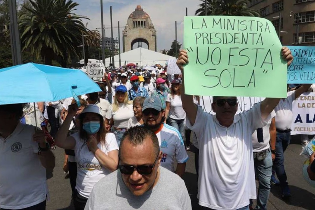 VIDEO: Ciudadanos marchan en la CDMX en defensa de la Suprema Corte 3 alexa moreno 1