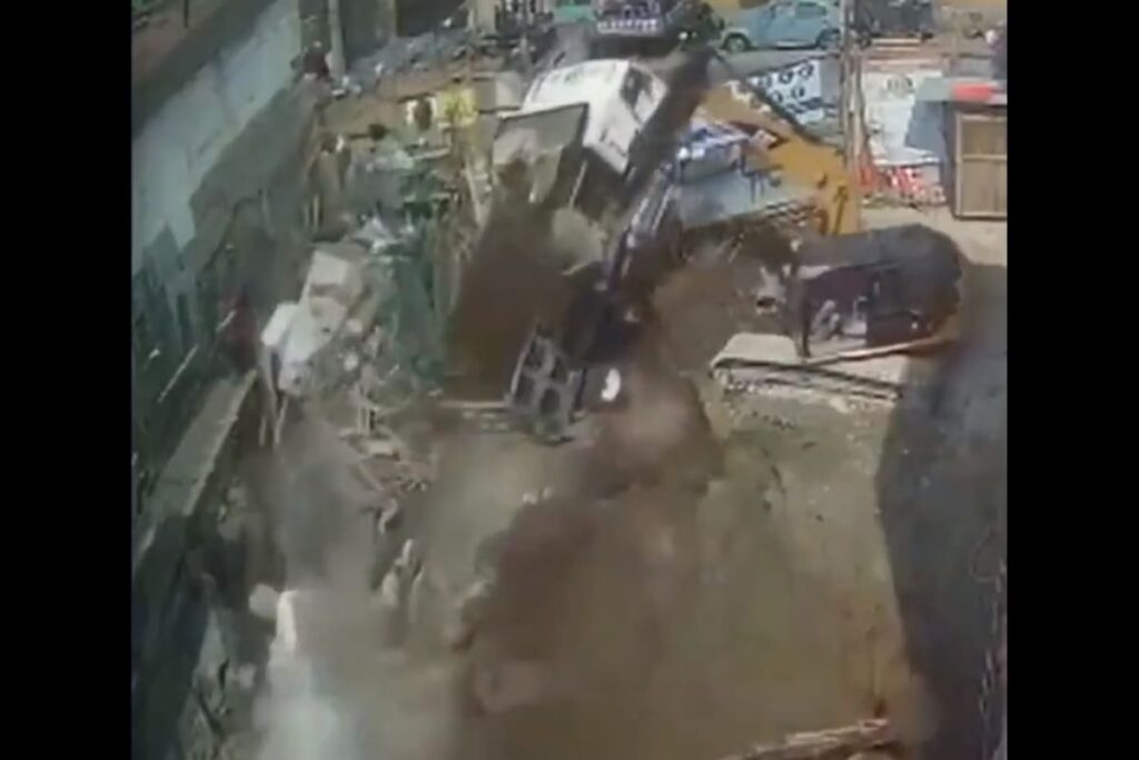 Camión de materiales cae en obra de la cdmx