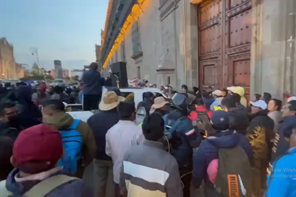 La “Marea Rosa” y la CNTE se enfrentan en el Zócalo de CDMX 6 cnte en el palacio nacional