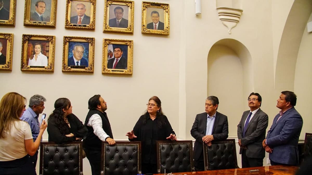 FOTOS: Colocan cuadro de Barbosa en el Salón Gobernadores de Puebla 7 colocan cuadro de barbosa salon gobernadores 1